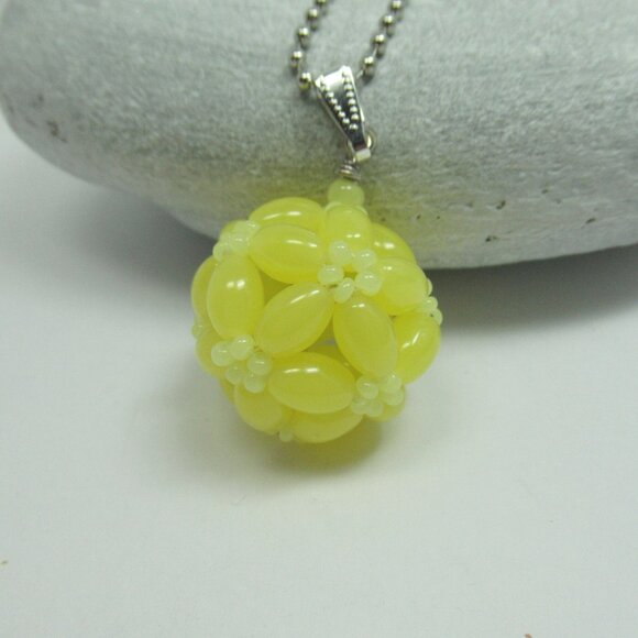 Uranium glass beaded bead - Picture 7 of 12